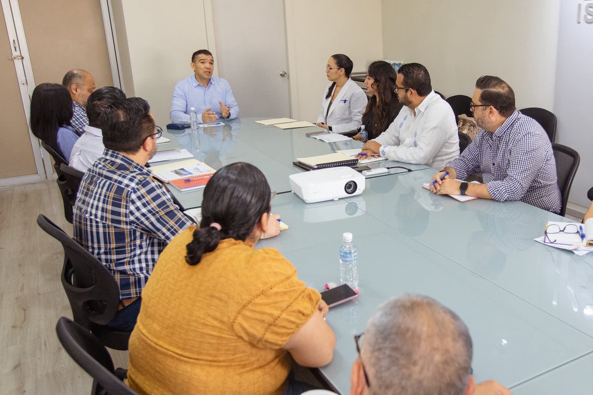 LuisIgnacioAve1's tweet photo. El día de hoy sostuvimos una productiva reunión con el área administrativa del Hospital de Especialidades Vida Mejor, en la que revisamos procesos internos y acordamos implementar mecanismos para simplificar trámites y fortalecer la eficiencia institucional. https://t.co/DFs1ajonwM