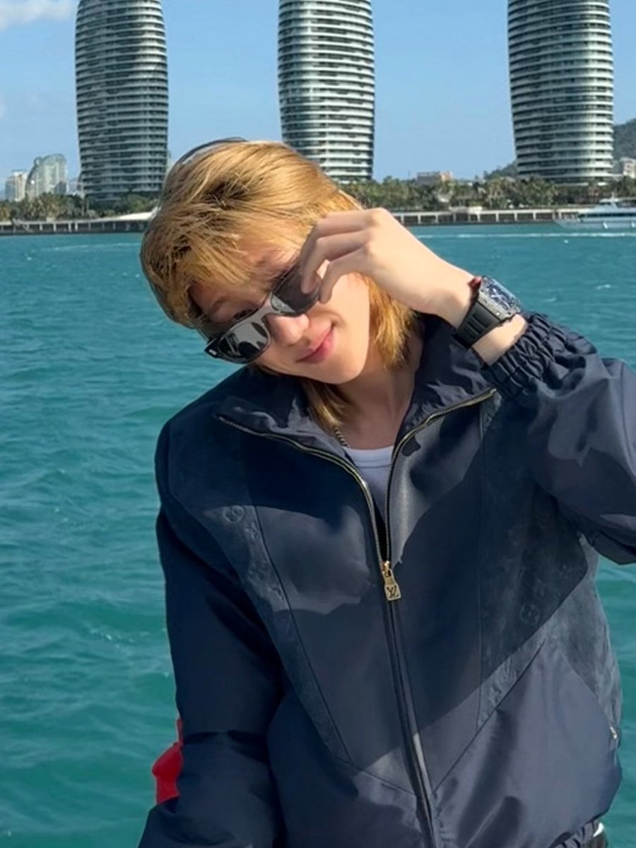 hes so cute so lovely i will put him in my pocket 😔😔😔