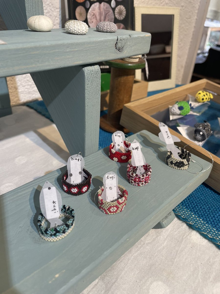 今日もアクアティックライフ展が始まります。

qukiさんの海の生きものモチーフの指輪は、一見わからないけど、わかると納得、しかもおしゃれ。
値札まで切り絵になってて可愛いのです。

本日よねざわなみは11:30から15:00までの在廊です。

#アクアティックライフ展7