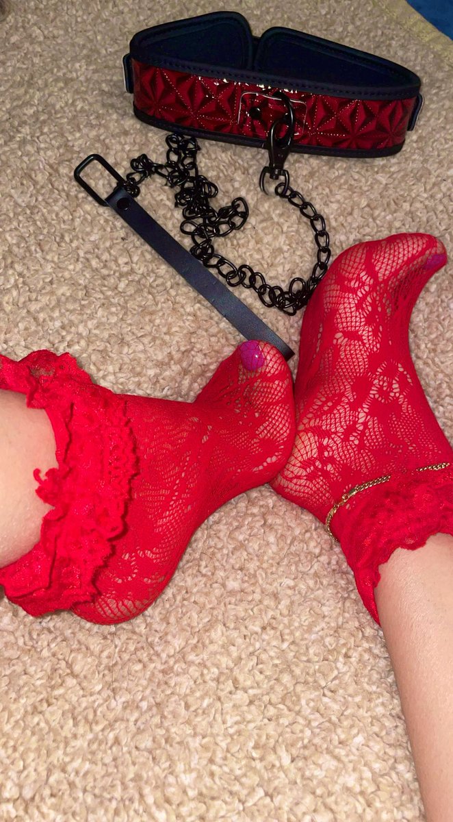 Which one of my puppies want to go for a walk.  I got a new thick collar and chain ready for use and it matches my lace socks 😍

Findom Finsub puppy sissy footfetish worship