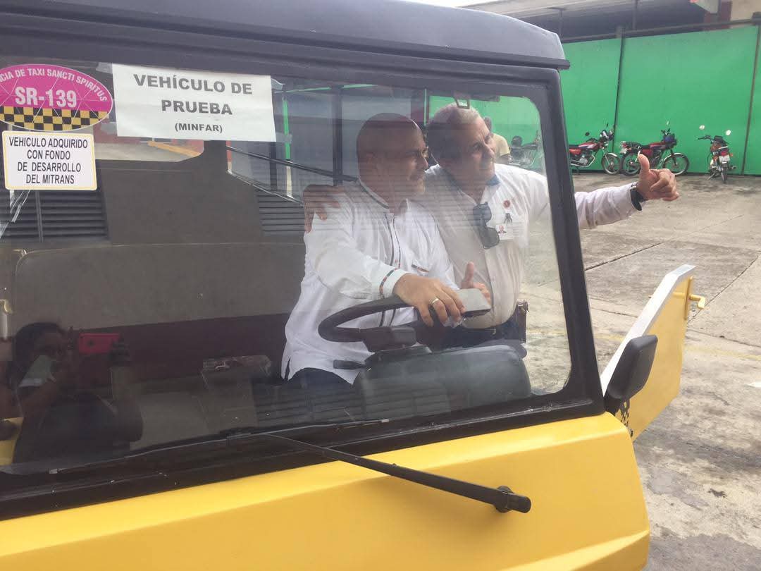 ¡Ruedan muy bien estos minibuses eléctricos fabricados en nuestra Unión de Industrias Militares UIM del <a href="/MinfarC/">Minfar_Cuba</a>!  
#Cuba #CDRCuba #UnidosXCuba #CubaVencerá