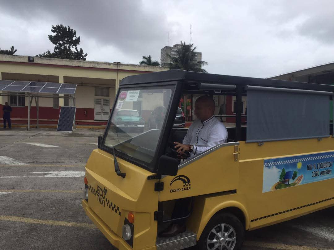 GHNordelo5's tweet photo. ¡Ruedan muy bien estos minibuses eléctricos fabricados en nuestra Unión de Industrias Militares UIM del @MinfarC!  
#Cuba #CDRCuba #UnidosXCuba #CubaVencerá https://t.co/3fzylVFx0a