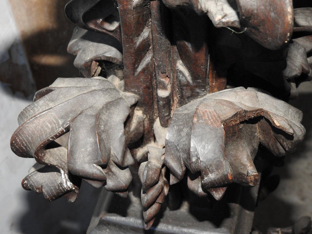 SarahBlick3's tweet photo. #FontsOnFriday Although the shape of the C15/early C16 #FontCover at Monks Silver, All Saints, Somerset is fairly common, the exuberant carving is not. I love the wildness of the finial & the fleur-de-lys crockets in ultra-high relief. https://t.co/GI3bO95Nkg