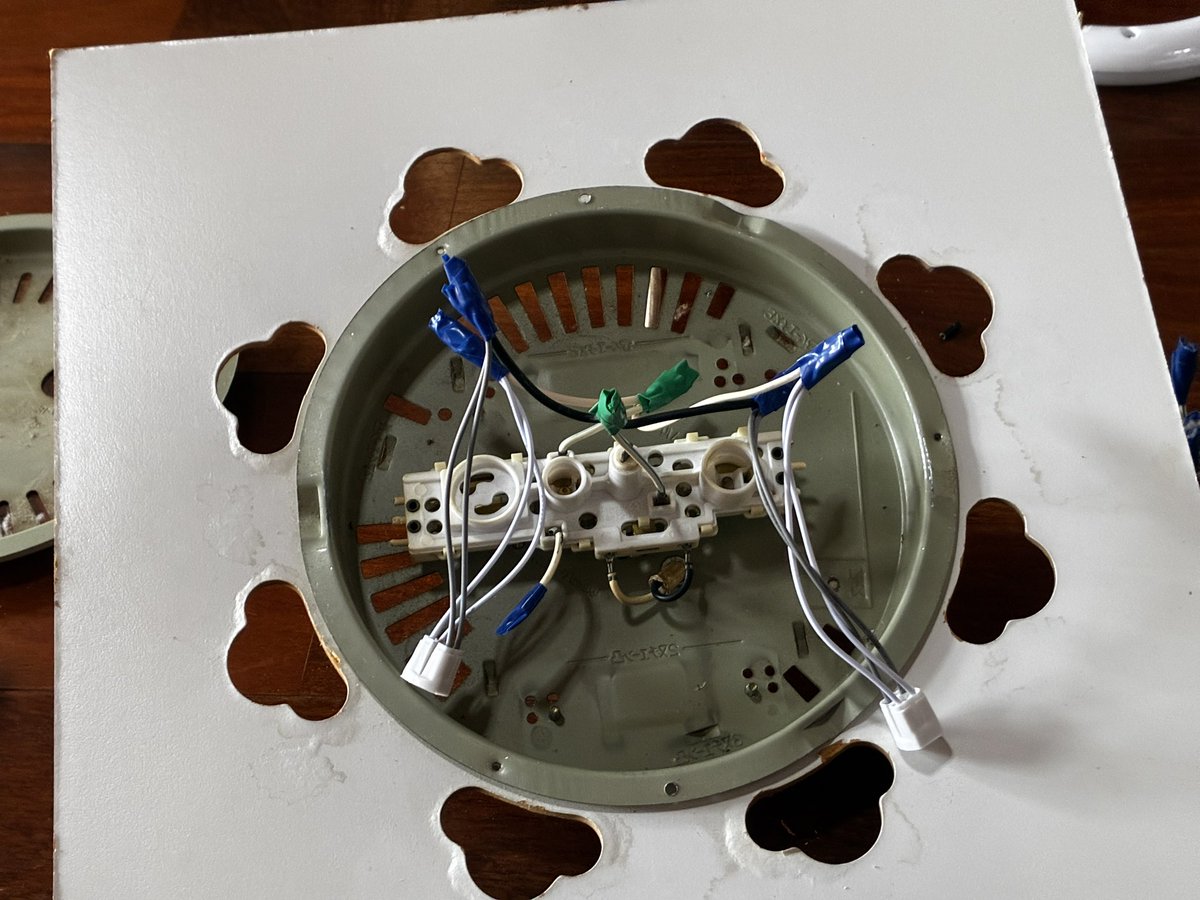 hagirunner's tweet image. 電気工事士資格を活かして、LED化のためのバイパス工事完了。
しかし、最後にある問題が。
スイッチって、小さいあかりの電気もあったが、それなくしたため、6回スイッチ押して全部だけがつくシステムになった。
#LED化
#電気工事士
#第二種電気工事士