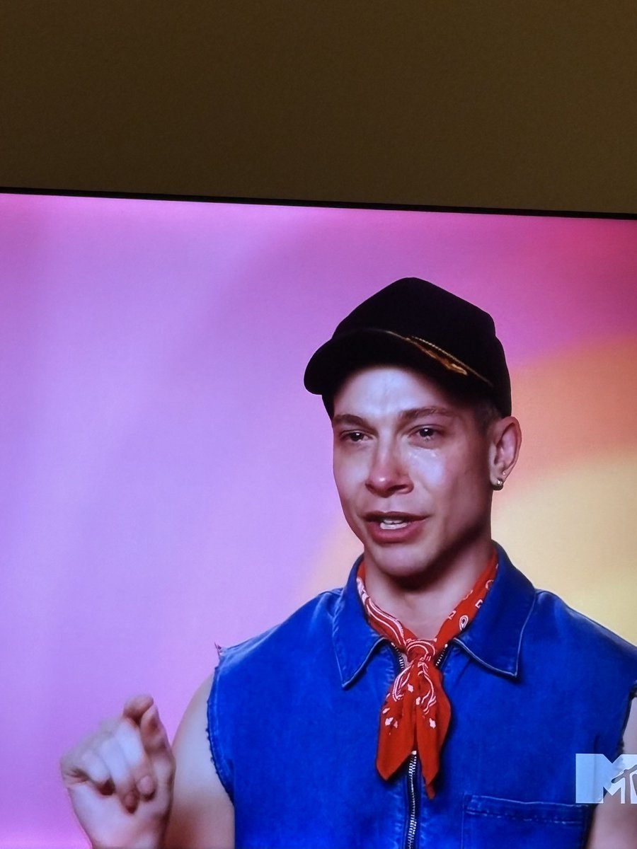 versace_humor's tweet photo. my gf Darlene is crying and I can’t be there to dry her tears I’m fucking sick #RPDR18 #dragrace https://t.co/kCZWrkMJQJ