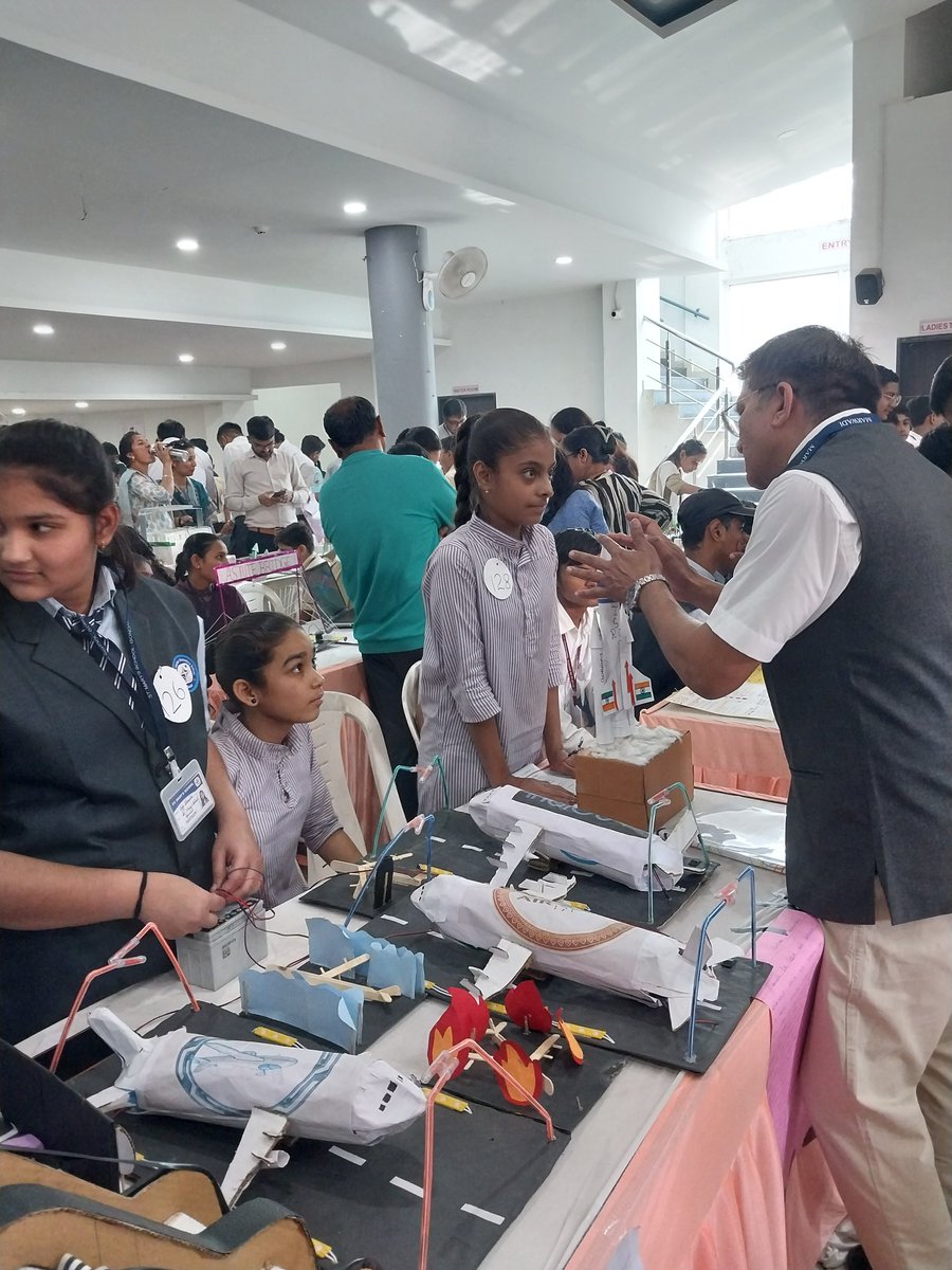 Dr_RDPatel's tweet photo. मारवाड़ी विश्वविद्यालय, राजकोट द्वारा लगातार दो चरणों में Young Innovators Expo का सफल आयोजन। 

300 टीम, 550+ विद्यार्थि। 

इस पहल के लिए भारत सरकार के @IndiaDST  विभाग का हार्दिक आभार।
#YoungInnovators #innovation #patent #creativity #MarwadiUniversity #DSTIndia https://t.co/5D9oMY9ZS7