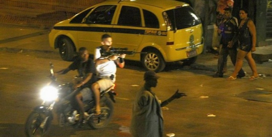RioWarz21's tweet photo. 📸 REGISTROS ANTIGOS

Traficantes circulando no cruzamento entre a Avenida Dom Hélder Câmara e a Avenida dos Democráticos

O cruzamento é próximo das favelas do Jacarezinho e Manguinhos, ambas dominadas pelo Comando Vermelho

As fotos foram publicadas em 2010, pelo Jornal Extra https://t.co/8Howm5HhBW