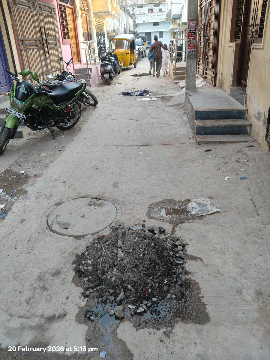 Falcon987x's tweet photo. @GHMCOnline @HMWSSBOnline can you help by removing this drainage waste, as it's causing inconvenience, bad smell &amp; spreading dirt in all the lanes.
https://t.co/7j6apEuG6w https://t.co/fvLmSGTREl