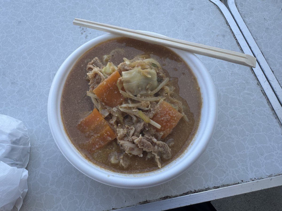 今日のお昼はおてらーめんの味噌。
何食べても美味しいが、味噌は本当に美味い!