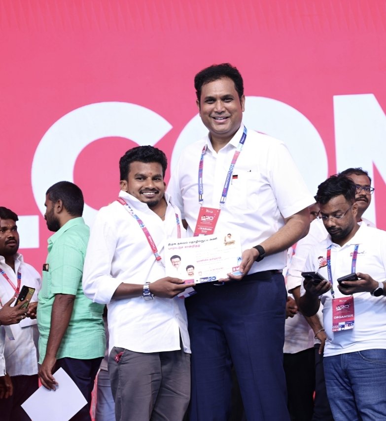 vicky_virat17's tweet image. LOADING 2.0: Offline, Online என இரண்டிலும் கழகத்தின் இருவண்ணக் கொடிதான் பறக்க வேண்டும்! @mkstalin
 ⬛🟥 @SalemRRajendran
சேலம் மத்திய மாவட்ட @DMKITwing சார்பாக #Loading2Point0  நிகழ்வில் மாவட்டத் துணை, தொகுதி ஒருங்கிணைப்பாளர்கள் தன்னார்வலர்கள் பங்கேற்றபோது@Udhaystalin @TRBRajaa