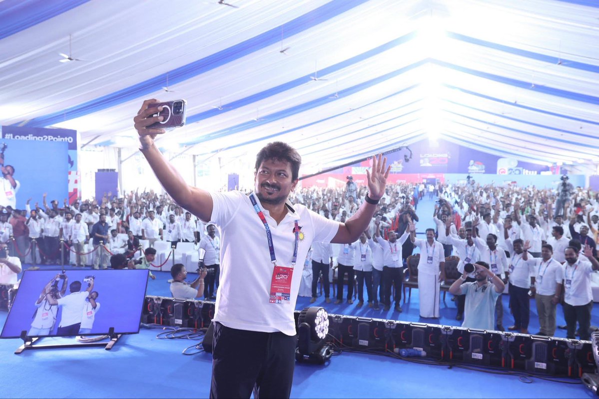 vicky_virat17's tweet image. LOADING 2.0: Offline, Online என இரண்டிலும் கழகத்தின் இருவண்ணக் கொடிதான் பறக்க வேண்டும்! @mkstalin
 ⬛🟥 @SalemRRajendran
சேலம் மத்திய மாவட்ட @DMKITwing சார்பாக #Loading2Point0  நிகழ்வில் மாவட்டத் துணை, தொகுதி ஒருங்கிணைப்பாளர்கள் தன்னார்வலர்கள் பங்கேற்றபோது@Udhaystalin @TRBRajaa