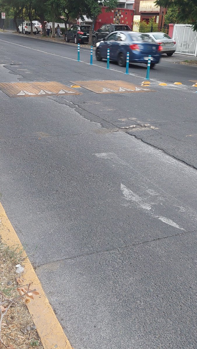 Mokicat20's tweet photo. @MuniNunoa Avenida Salvador entre colo colo y sucre

 necesita urgente que reparen el estado de calzadas y es insólito que hayan puesto lomo de toro sobre los hoyos generando un peligro para conductores que esquivan dichos hoyos y además deben frenar bruscamente https://t.co/47oeEpBGuZ
