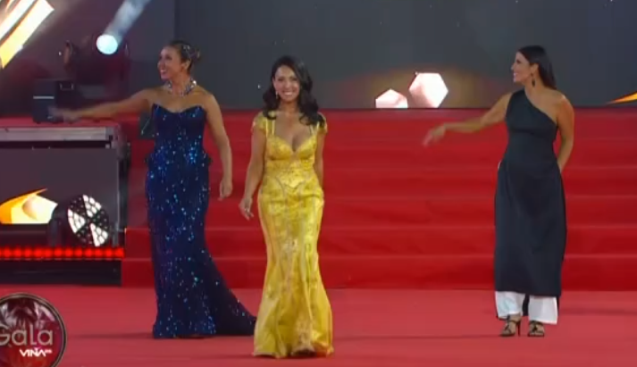 Las apoderadas llegando a la fiesta de gala de los cabros de 4to medio, para sacar pica a los papás separados a ver si cae alguno de los otros #GalaViña2026 #Gala2026