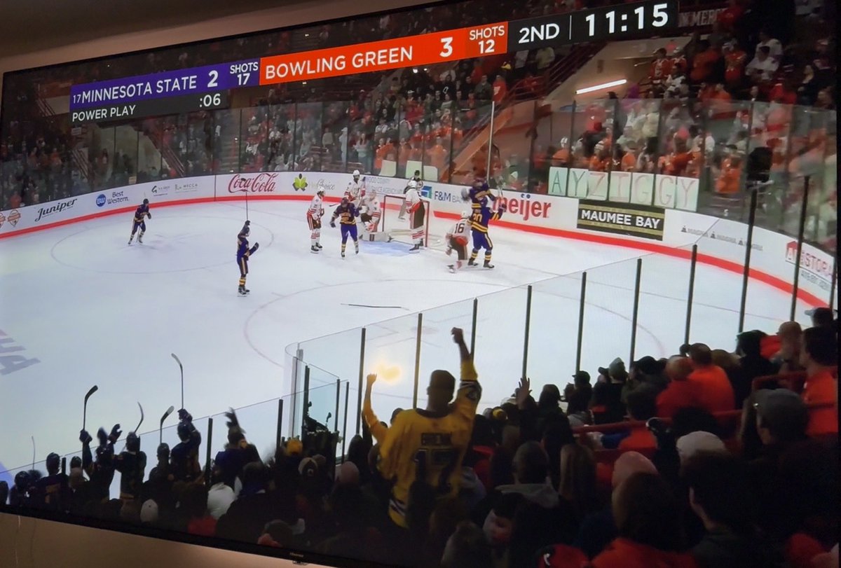 goaliegirl31's tweet photo. Just @derekg324 standing out in the crowed for a MAVERICK GOAL in bowling green! #HornsUp #rollmavs #mavfam #mavfan #mavnation @MinnStMHockey https://t.co/m8KUnAHy4r