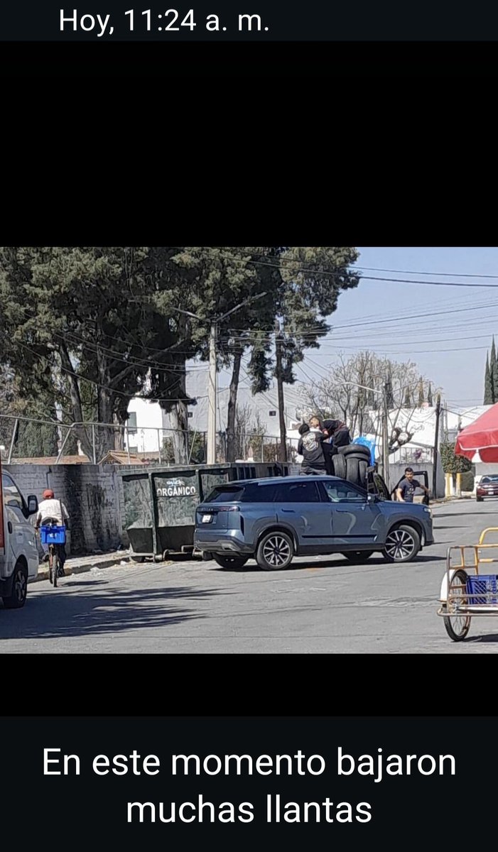 LSalazarV1's tweet photo. @LimpiaPue @PueblaAyto @pepechedrauimx @RegidoresPue @JCarlos_Valerio @Ultrapuebla @Rodrigo_DuranH Gracias por ir hoy. Tendrán que hacerlo 2 o 3 veces al dia. Los vecinos calculamos que lo llenan en 8 hrs. Les anexo foto de las 11:00 hrs aprox. Descargando llantas https://t.co/Xooe3s63St