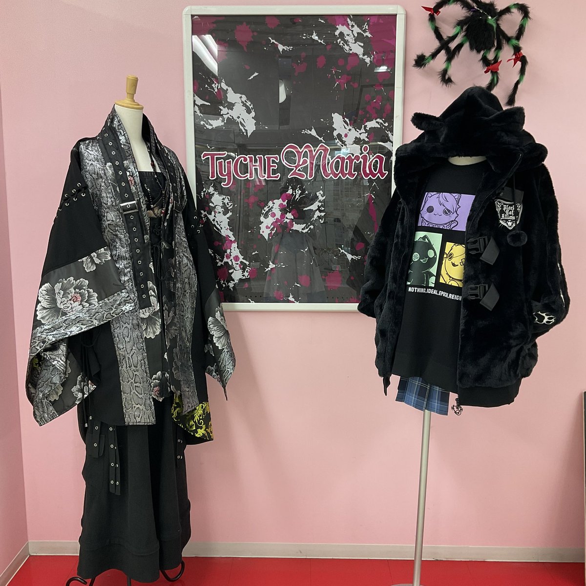 xxTyCHEMariaxx's tweet photo. おはようございます❣️
#TyCHEMaria広島 オープンしました♪

QママGWツアー2026の情報が出ましたね🐉🔥
広島は、＼4/25・4/26／での開催です‼️

みなさま楽しみにしていてくださいね❤️

本日もご来店をお待ちしております💀🌹
#パンク #和コーデ #ゴシック #サブカル https://t.co/3ULPOKfyfu