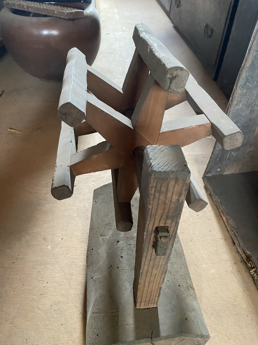 【答え】
お蚕で出来た繭の糸を紡ぐための座繰（ざぐり）の一部で糸繰枠という道具でした✨

土方歳三生家では中二階で、農業の傍ら養蚕を行ないました✨

多摩は養蚕がとても盛んだった土地柄✨
糸仲買業でいとう呉服店（今の松坂屋）と関係のあった親戚家の紹介で、歳三さんは奉公に出たようです✨