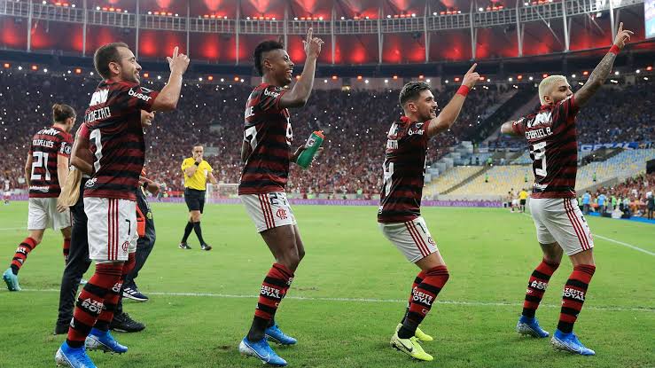 Uma certeza é que nunca veremos um Flamengo brilhante com Filipe Luis. Nenhum atacante vai brilhar individualmente.  Um elenco BILIONÁRIO não pode sofrer tanto pra ganhar um jogo, e perder tanto pra times inferiores O seu estilo de jogo não tem o DNA do Flamengo.