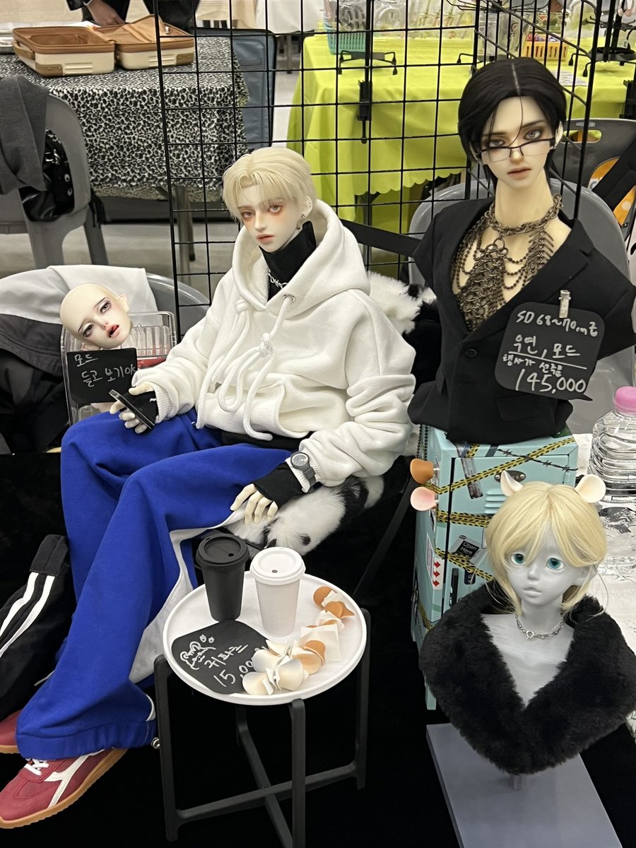 부스 세팅 완료하였습니다:)!
모드와 우연 들고 보실 수 있게 준비해두었으니 와서 편히 구경하세요~!