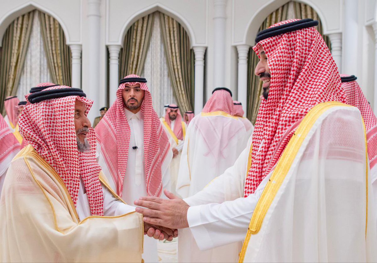 الشيخ /سالم بن سرور بن سمره  شيخ شمل بني رشيد في مقدمة مستقبلي سمو #ولي_العهد ب #بالمدينة_المنورة