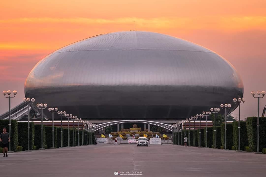 ของไทยก็ไม่น้อยหน้า เรามีอาคารที่เป็นรูปบาทไทยด้วยครับ