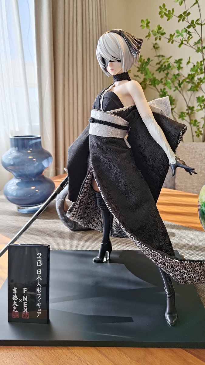 ameria_walker's tweet photo. うちの娘の人形をお迎えしましたー🎉

無駄遣いするんじゃありません！と躾けられたので
趣味にこんな大金を使って良いのか悩みました
展示品をみて決心し、眩暈と動悸でハァハァしながらポチりました

後悔はありません！ニヤニヤです❤️

　飴：感情を持つことは禁止されている😍

#FF14 #2B #吉徳 https://t.co/CZGNjZQhfu