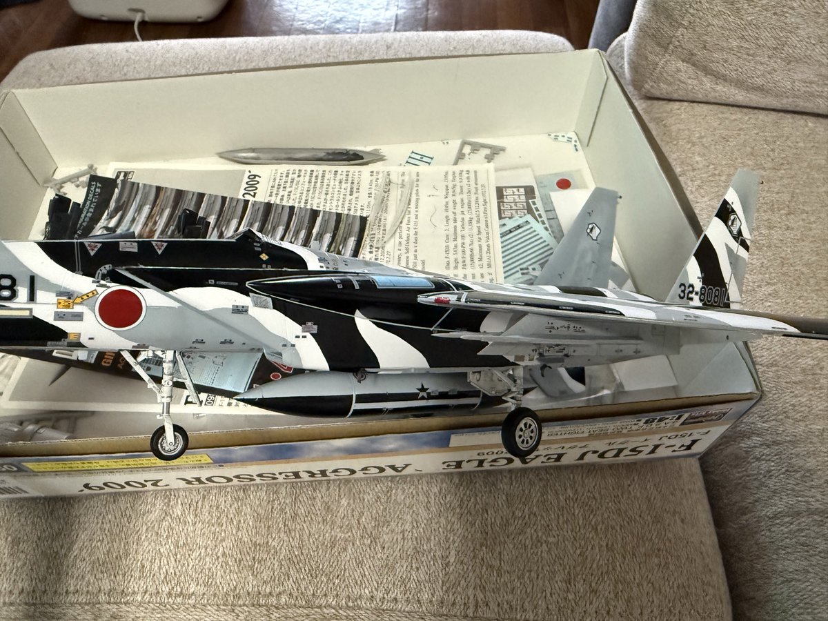 アクセスパネルのデカールを毎日コツコツ10個ずつ貼り、やっと次の工程へ。
パイロンや増槽、ギア、マスバランス、アンテナ類をつけます