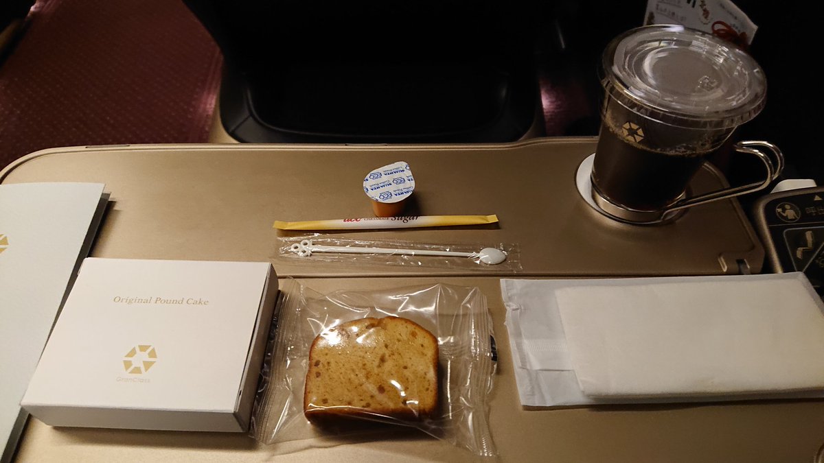 arika_id2's tweet photo. 食後の茶菓子
(パウンドケーキ)
飲み物はコーヒーにしました。 https://t.co/Fv122fBGoq