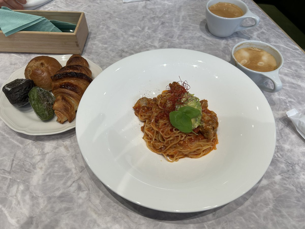utti_reality's tweet photo. パン食べ放題の昼食なう https://t.co/roBd4fylQw