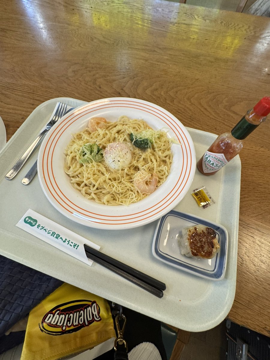 dashi_tsukkomi's tweet image. ぴーなっつ最中のお膝元、成田の第三ターミナルで、カルボナーラのちゃんぽんバージョン、ちゃルボナーラ。200gでもボリューミー、ここにケールトッピングなら最強ですね！　#kale #ケール #superfood #カルボナーラ　#成田空港