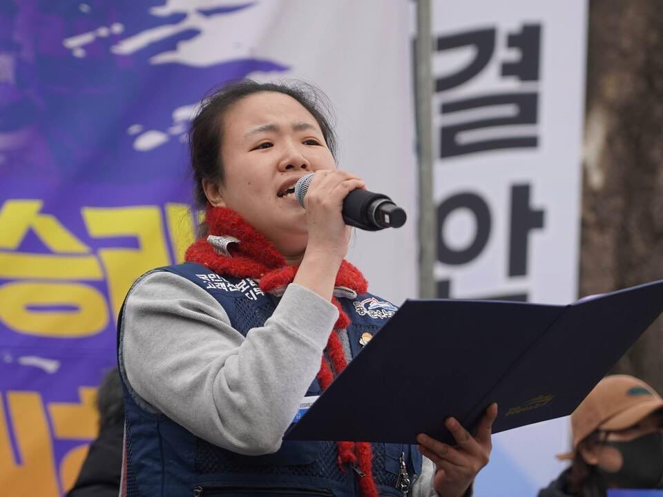 🔥국민건강보험공단고객센터 소속 기관 전원 전환 투쟁을 지지하는 여성 노동자 기자회견 공동주최 제안🔥

청와대 앞에서 열하루째 여성 노동자가 밥을 굶고 있습니다. 국민건강보험공단고객센터지부 김금영 지부장이 11일째 단식을, 조합원들은 직접고용 정규직 전원 전환을 요구하며 파업을