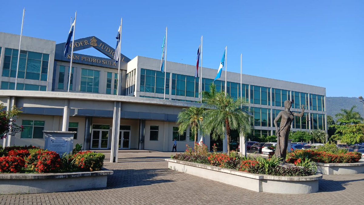 PJdeHonduras's tweet photo. Operadores de Justicia, integrantes de la Sub-Comisión Interinstitucional de Justicia Penal, sostuvieron importante reunión de trabajo, con el objetivo de unir esfuerzos para el fortalecimiento del Centro Integrado de Trabajo de Justicia Penal de esta ciudad, siendo el #CEIN, la instancia judicial referencia a nivel nacional por sus resultados exitosos al servicio de los usuarios de las instituciones que lo integran.