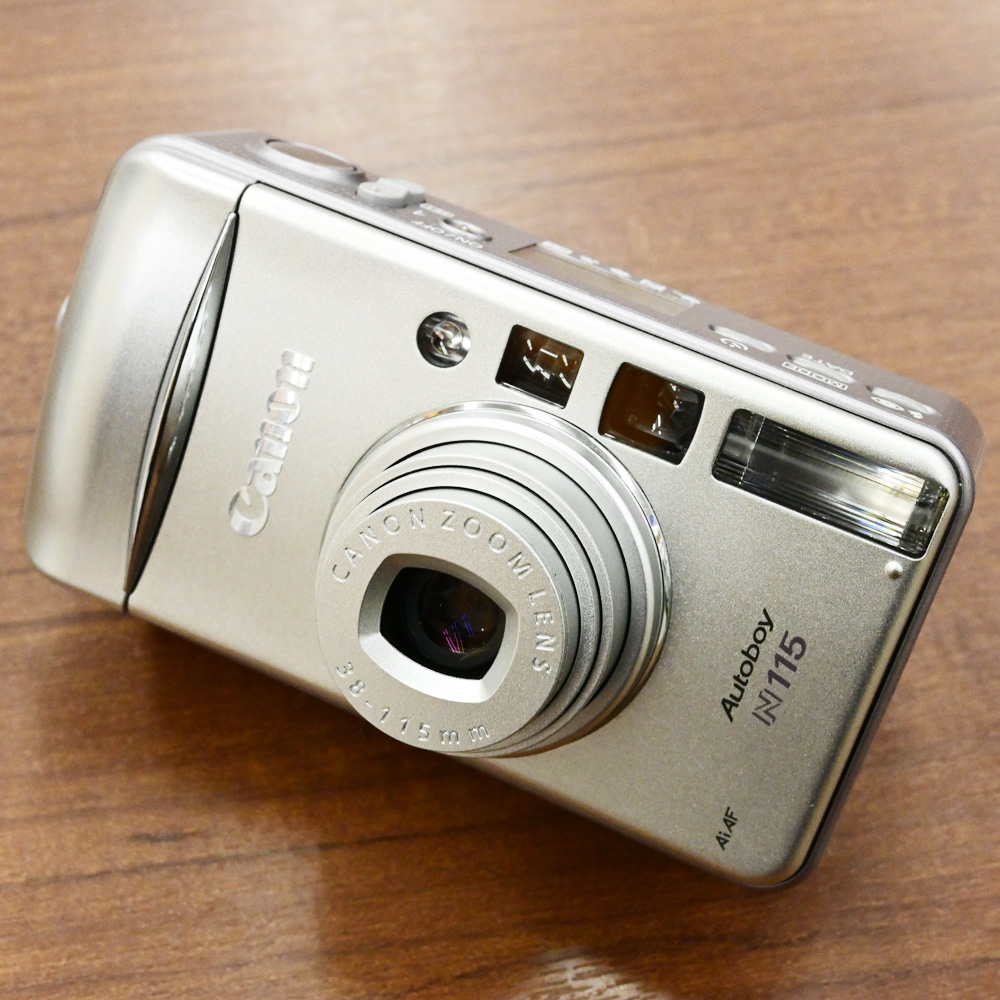 champcamera's tweet photo. 中古 #Canon #Autoboy N115 ¥13,800-
By #青葉台
2003年に発売した高品位かつ親しみやすいデザインが魅力のオートボーイN115。
期限切れフィルムでの撮影にも便利な±1.5段の手動露出補正機能付きです!!
#フィルムカメラ #オートボーイ
https://t.co/ARvkaJoOz0 https://t.co/P2SkiYLZR7