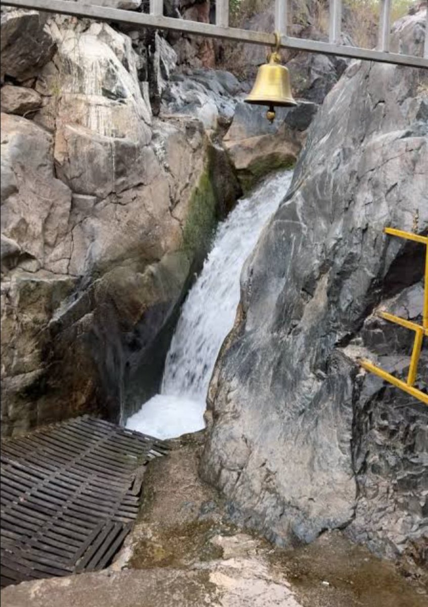 traversingkrith's tweet photo. 🛕You’ve seen cave temples, but have you seen one behind a waterfall? 🌊

📍 Yadgir’s Gavi Siddalingeshwara Cave Temple. 

Most temples have a Teertha Kundam you can skip, but here, Nature mandates a cold-water ritual at the cave's mouth.

A perennial spring flows directly over the entrance. Whether it’s peak summer or monsoon, you must pass through this natural curtain to reach the sanctum. The transition is instant- the roar of the falls softens to a meditative hum as you find the Shiva Linga nestled in the cool, natural rock. 🕉️

Plan your visit:
📍 Location: Near Gurmitkal (~35 km from Yadgir).
🕒 Best Time: Aug–Jan for the lush forest views.
✨ The Vibe: A secret portal that feels like stepping into the earth’s heartbeat.

📽️ credits in the video