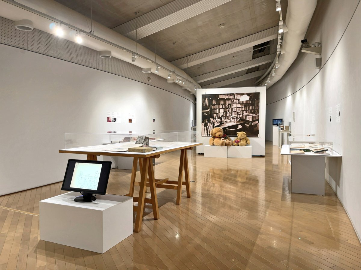 kh_museum's tweet photo. 企画展「辻邦生と辻佐保子」いよいよ最終週となりました。邦生と佐保子が手掛けた仕事に加え、家族や仲間たちとの交流がふたりの作品や研究に強く結びついていることが感じられる展覧会となっています。
2月23日(月・祝)は通常通り19時まで開館です（入館は18:30まで）。どうぞお見逃しなく🕊️ https://t.co/hCPQUluRR2