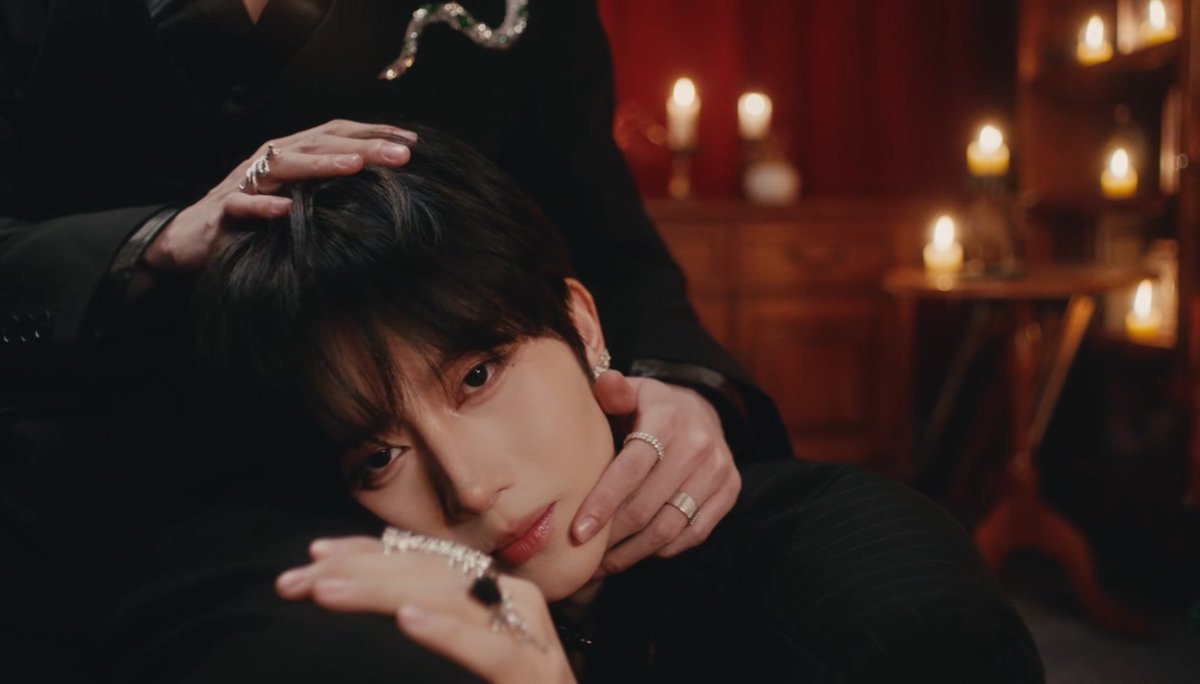 แล้วหวงซิงคือสวยมากก ชุดขาวมีปีกนี่ฟีลทูตสวรรค์โดนหลอกให้รักแล้วจับขังเลย