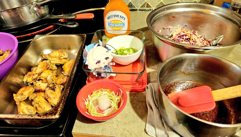 Made 2 different types of wings for dinner. First was a garlic honey and Thai chili glazed wing with curled scallions. The second was buffalo wings on a bed of buttermilk ranch dipping sauce with celery sticks and scallion. Both with a side of coleslaw. #Boennappetit