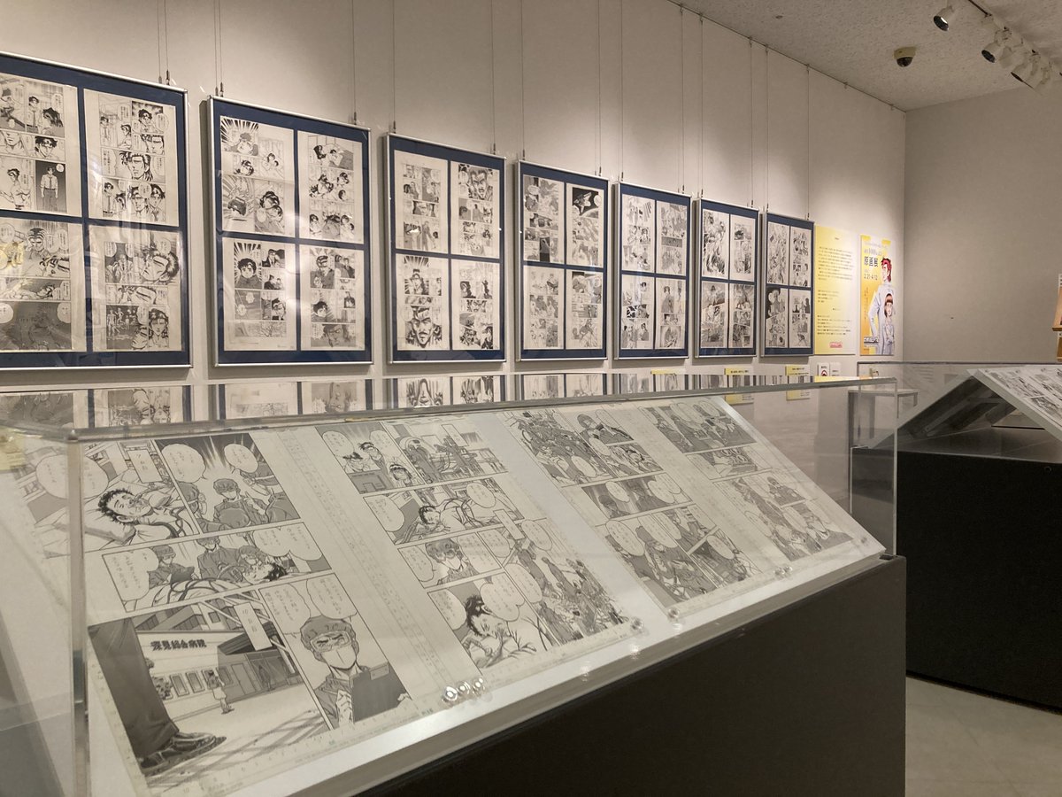 ktqmm's tweet photo. いよいよ開幕！
『スーパードクターKシリーズ』通算1000話記念原画展✨
真船先生の迫力あふれる直筆原稿、実に105点を「ギュッ」と展示しています！心ゆくまでじっくりとご覧ください。

またエントランスではナタリーストア制作のグッズを販売中！こちらも要チェックです🫵💥 https://t.co/A8KKA9lYYw