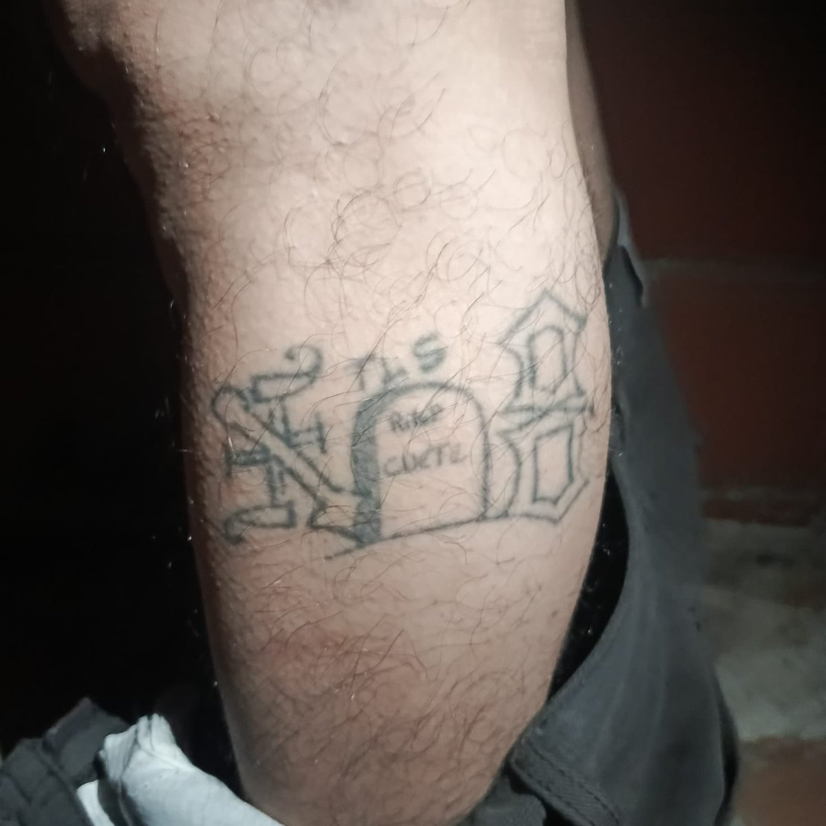 En la urbanización Villa Linda, Quezaltepeque, personal de la <a href="/FUERZARMADASV/">FUERZA ARMADA</a> ubicó a José Baltazar Gómez Mónico, quien posee orden de captura vigente por el delito de tenencia, portación o conducción ilegal o irresponsable de arma de fuego.

Este delincuente con tatuajes alusivos