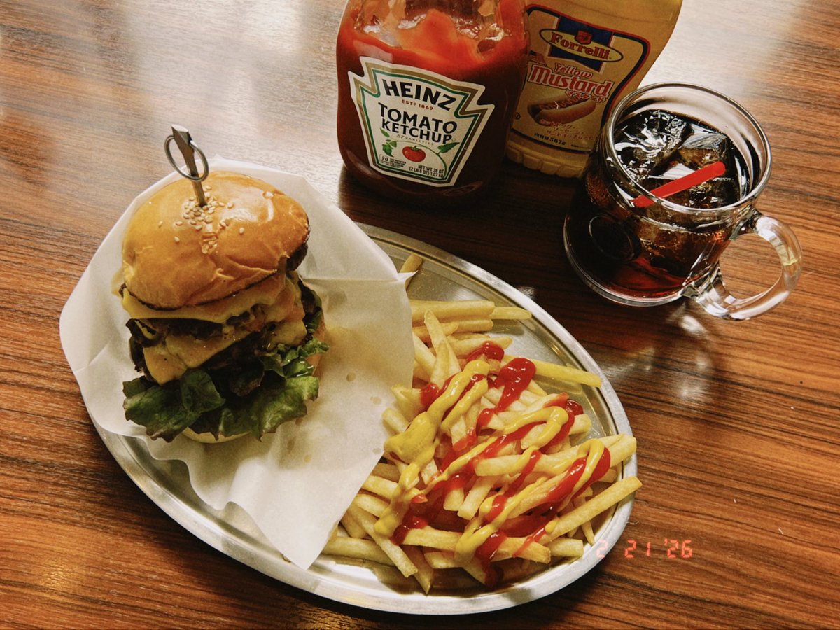 今日はKIKI SABA CUSTOM#APEX_LEGENDS！
チーム1 I♡BURGERの3人で参戦するから隣町のダイナーで燃料補給🔥

トリプルチーズバーガー🍔🍔🍔