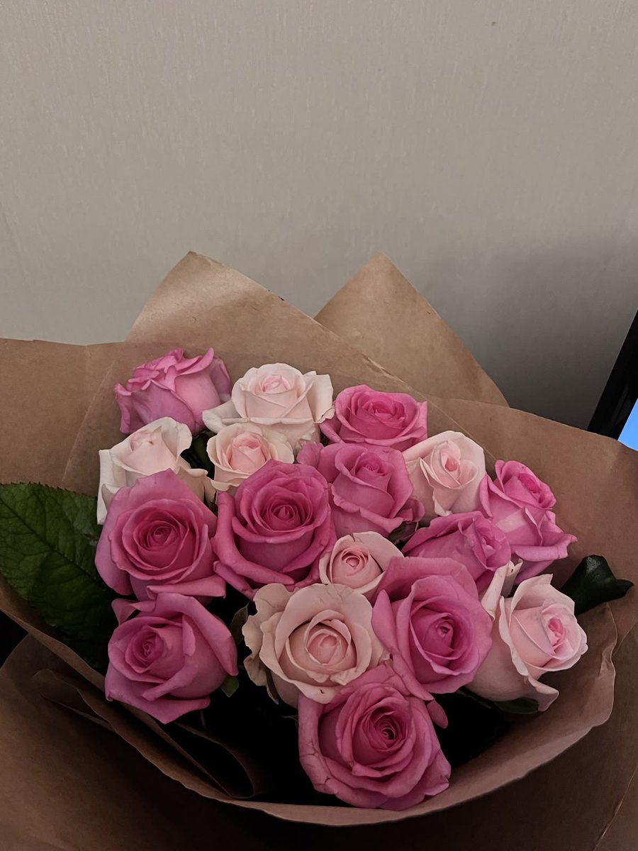 KatMarieWalsh's tweet photo. we are at 6 weeks and 5 days now with the little bump 🩷 @TheShaneWalshRp was so sweet in stopping by the house on his lunch break with some flowers 🌺 so blessed to know we are entering our lucky era. https://t.co/PkKqSLYQV3
