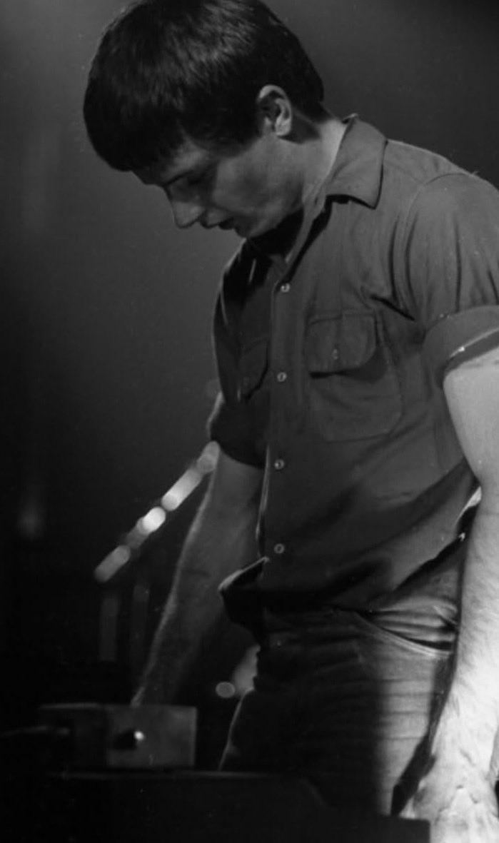 iancurtispics's tweet photo. lan Curtis performing at the Moonlight Club, April 4th London, UK, 1980. https://t.co/18zpejlYYi