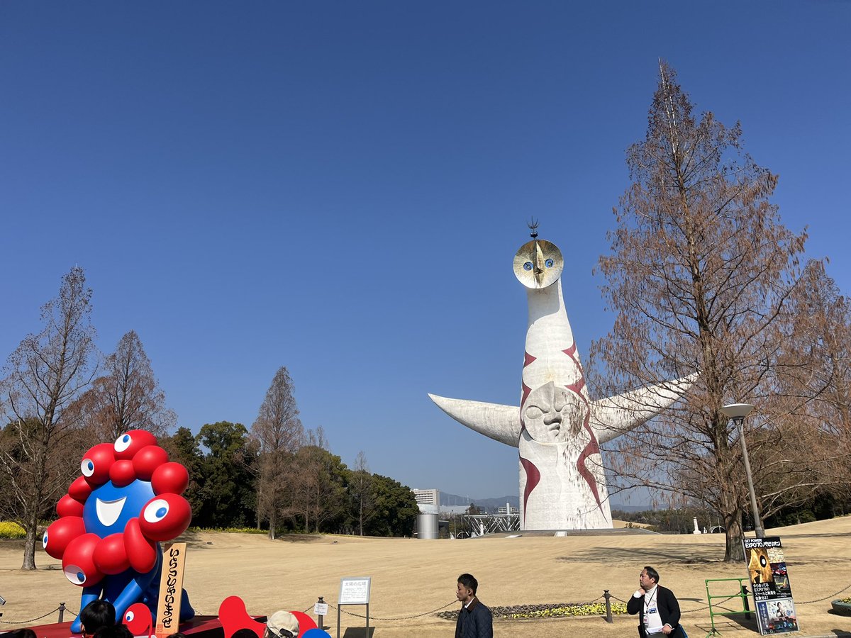 ミャクミャク像が太陽の塔前で新姿お披露目 万博記念公園で人気