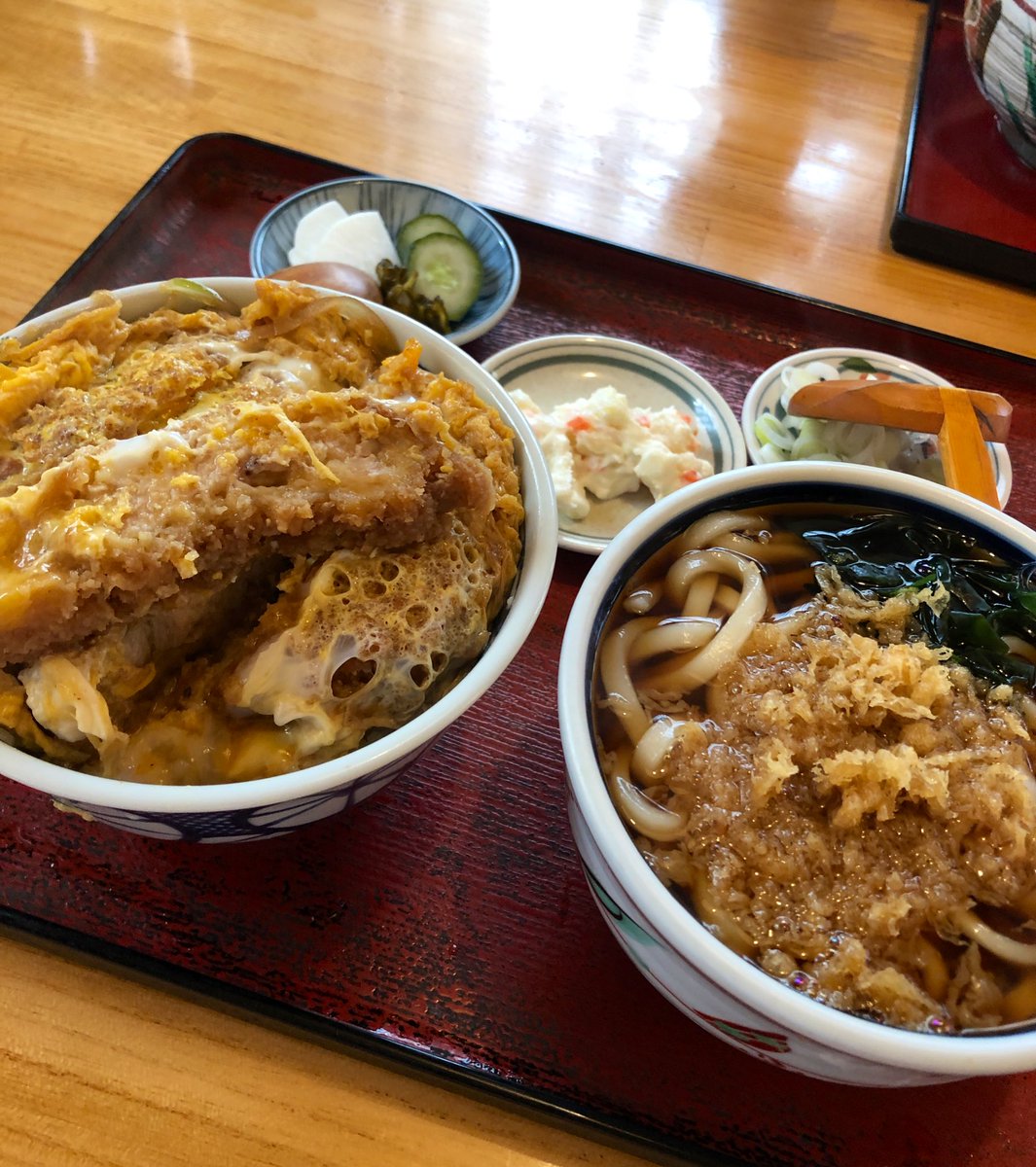 happytreefrog7's tweet photo. @amuser_1128 ミニカツ丼とミニうどんのセット
これ、ミニって言ってますけどどちらも量は普通盛りくらいあります https://t.co/xWuQ2eT9Cd