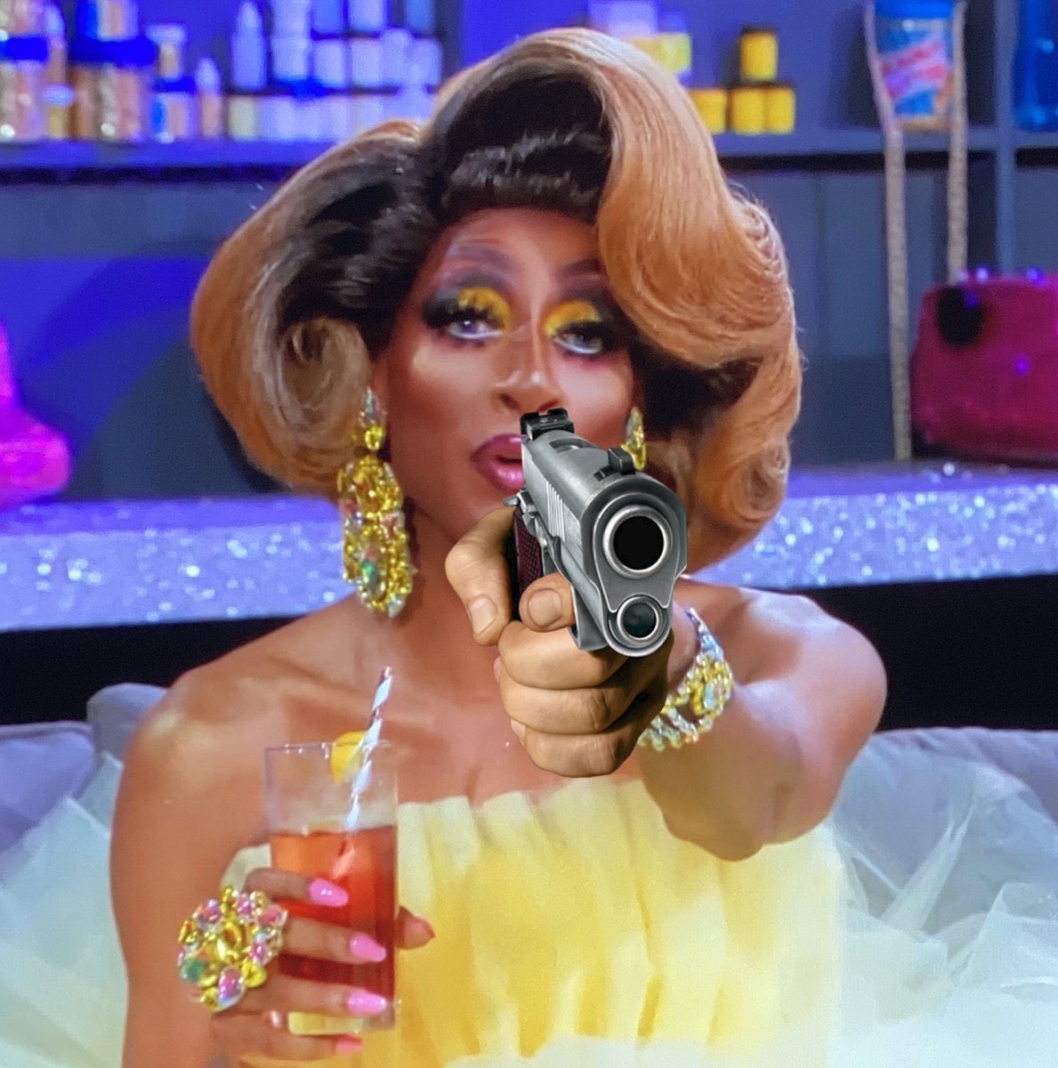 HockinAdriano's tweet photo. RU BRING MIA BACK RIGHT NOW #DragRace https://t.co/c9OCpstM87