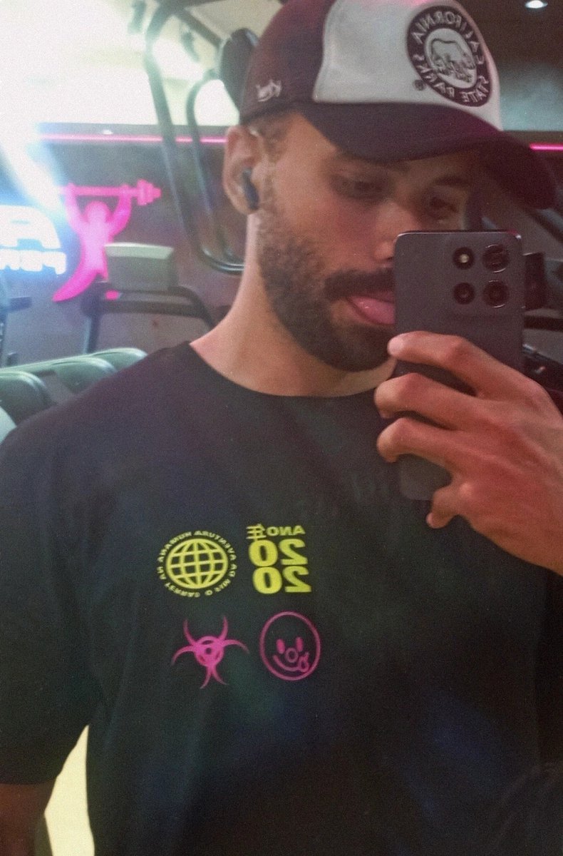 jefreymatos's tweet photo. Eu quando ganho mimo do grupo de GymRats mais maravilhoso possível: 

@TreinEmo_ 🖤 https://t.co/F7K8Tiwlpr