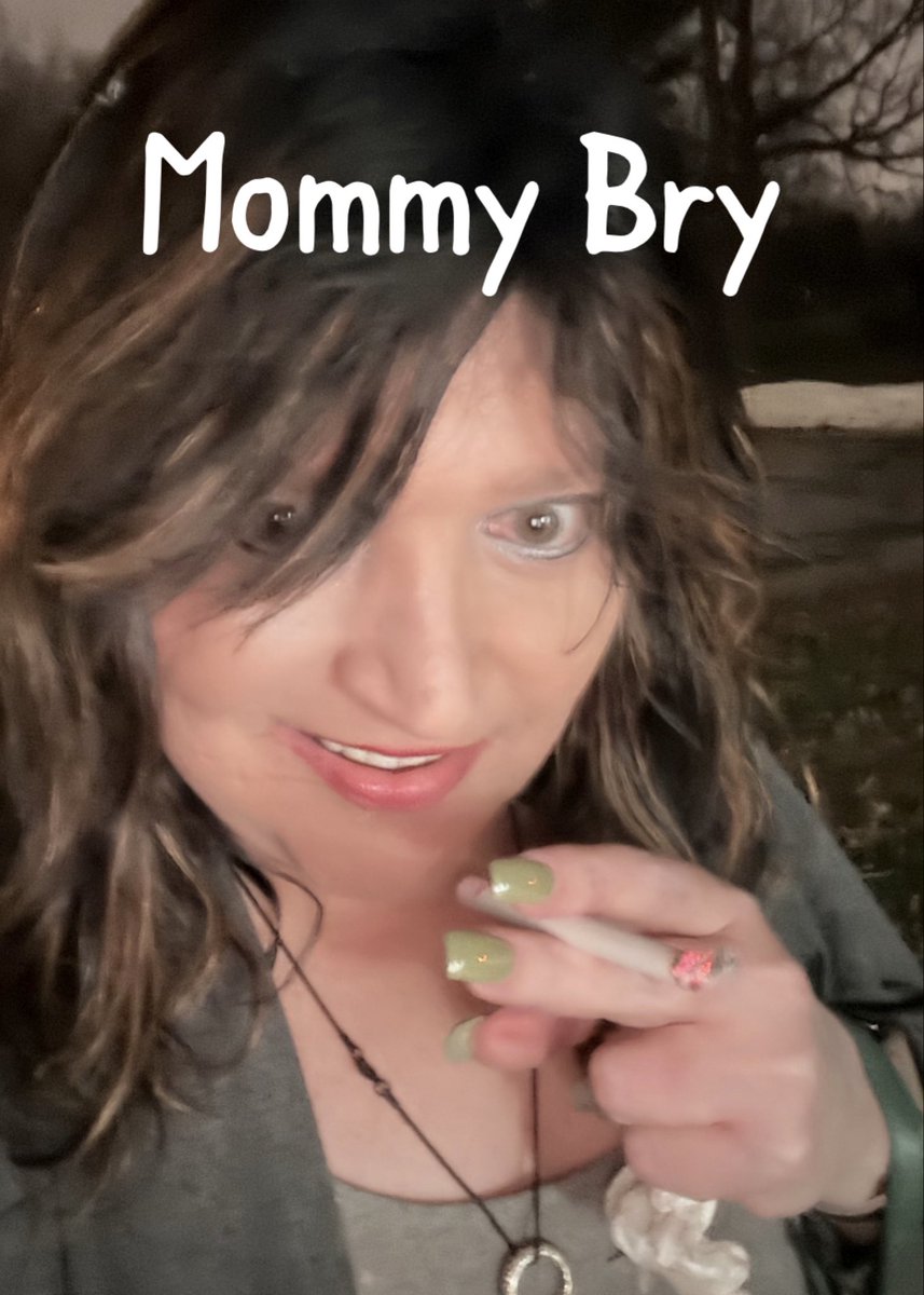 Diapered and having fun with these 2 littles. Having a quick cigarette break #mommy #abdl #diaper #babyboy #little