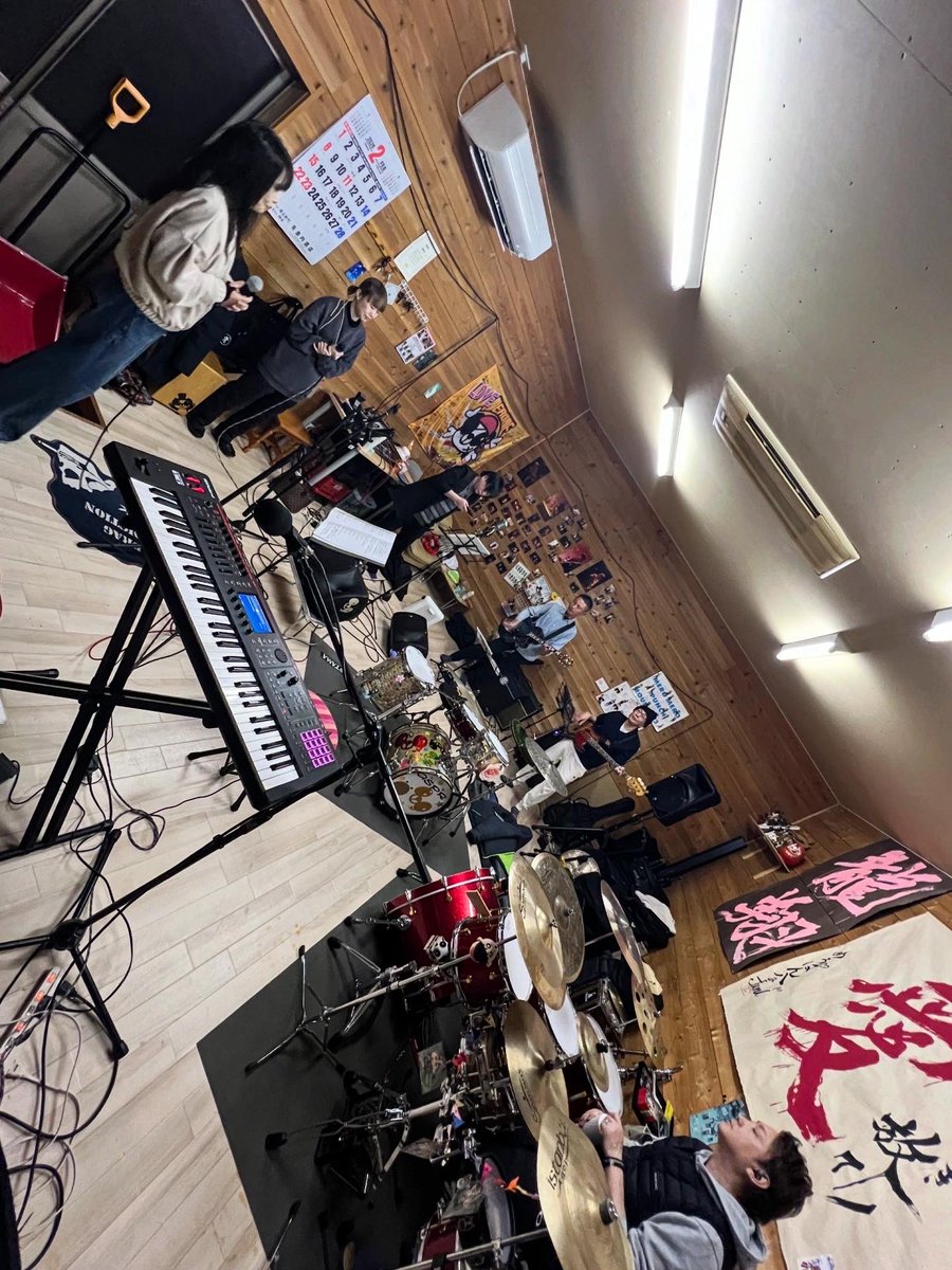 mero_panda's tweet photo. ライブ前の通しリハ。

いい感じに仕上がっております！

懐かしの名曲、
生バンドで一緒に歌いませんか？

メロメが贈る、
一夜限りの『スナックM』開店です。

📅 2026年2月21日（土）
🕕 OPEN 18:00 / START 18:30
📍 Billy’s Bar 
🎫 ¥1,000 + 1Drink ¥500 https://t.co/St0NctJiyX