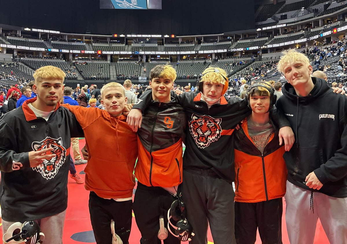 MarcusMar22's tweet photo. State didn’t go the way we wanted it to but I had a great season with these guys and love everyone of them

@PlaymakerCorner @PrepRedzoneCO
@coachwyattsmith @KobeM_17
@Coach_TMcC @MattUnderwoodHU
@dlscholarship @ElijahValles7
@CoachHolleyCU https://t.co/5Y7cQRFiRj