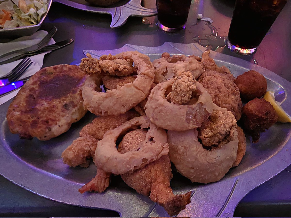 Thogar's tweet photo. I just scared down half of this fried seafood platter from Mike Anderson's Seafood Restaurant. Now, Tommy has dinner for tomorrow! https://t.co/Mhabma5sh2